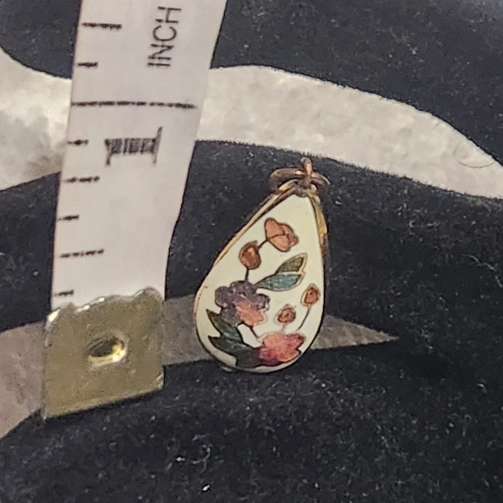 Vintage Floral Cloisonne Enamel Teardrop Pendant‎ Gold Tone Cream White Charm